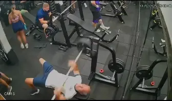 Hombre muere tras caerle una barra en el pecho en un gimnasio de Olinda