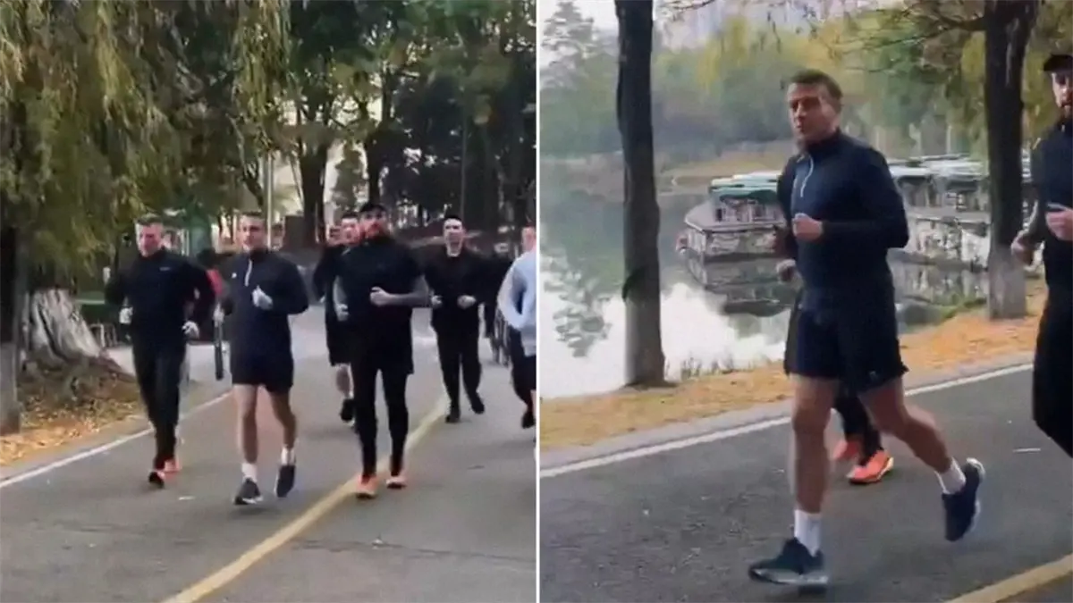 Macron corriendo en China fue captado mientras se desplazaba con sus escoltas durante su visita oficial al país asiático.