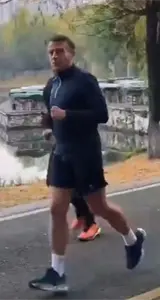 Macron es captado corriendo con sus escoltas durante visita oficial en China