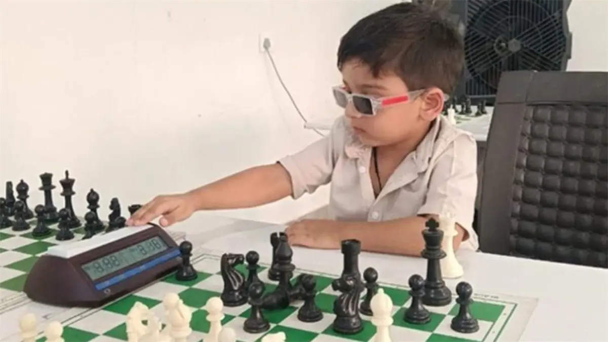 El niño de las india que bate récord mundial como el ajedrecista más joven del mundo.