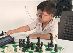 Ni&ntilde;o indio de tres a&ntilde;os bate el r&eacute;cord como el ajedrecista m&aacute;s joven del mundo