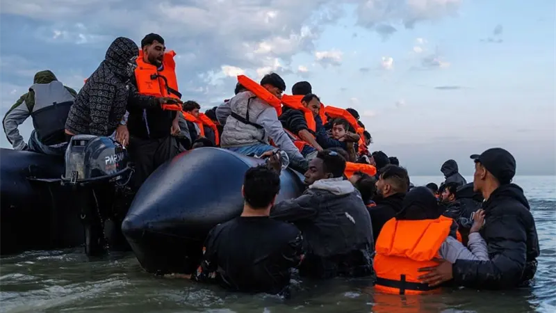 Reino Unido deportará a 60 repartidores en operación contra el empleo ilegal de migrantes