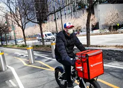 Reino Unido deportar&aacute; a 60 repartidores en operaci&oacute;n contra el empleo ilegal de migrantes