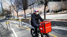 Reino Unido deportará a 60 repartidores en operación contra el empleo ilegal de migrantes