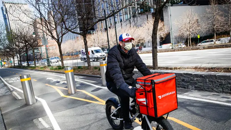 Reino Unido deportará a 60 repartidores en operación contra el empleo ilegal de migrantes