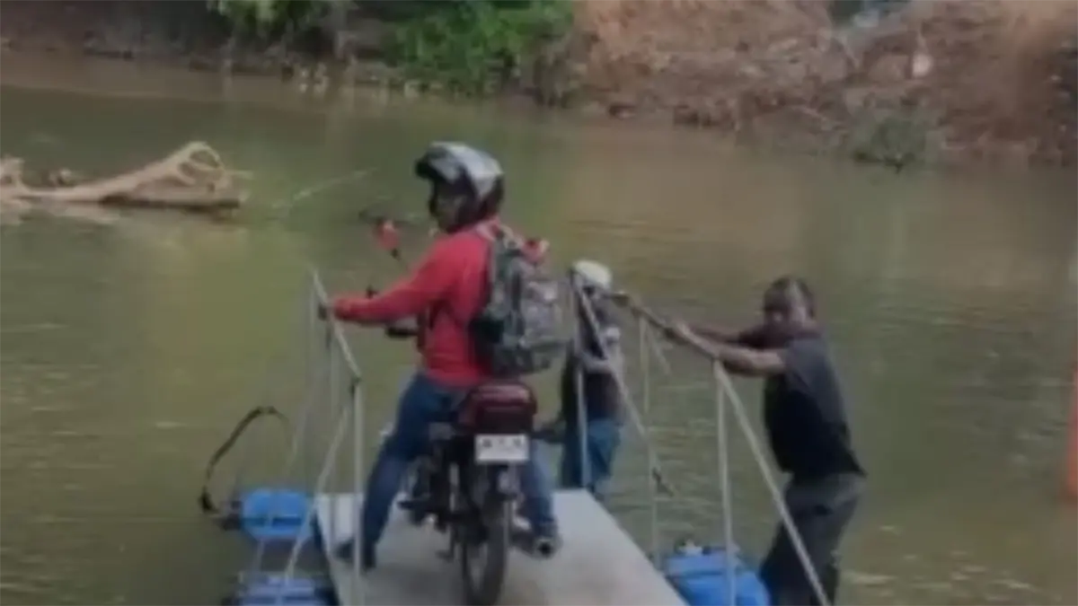 Colapso de puente en Don Juan obliga a residentes a recurrir a transporte artesanal