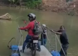 Colapso de puente en Don Juan obliga a residentes a recurrir a transporte artesanal