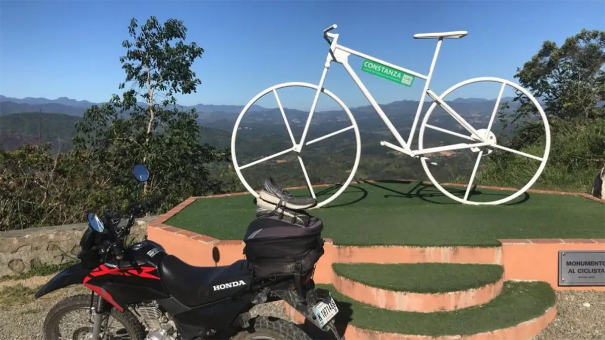 Cónsul de EE.UU. en RD recorre Constanza en motocicleta