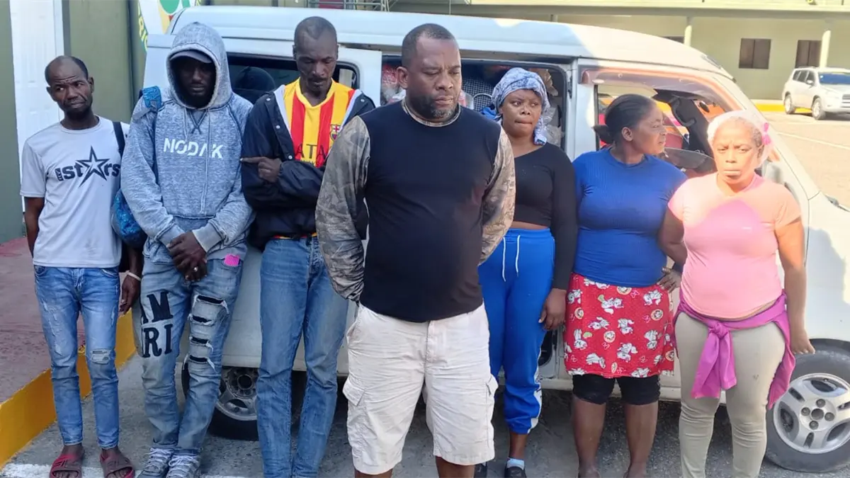Ejército detiene conductor que transportaba a seis haitianos camuflados con mercancías en San Juan.