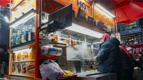 Los vendedores de comida callejera de Nueva York son homenajeados en un museo