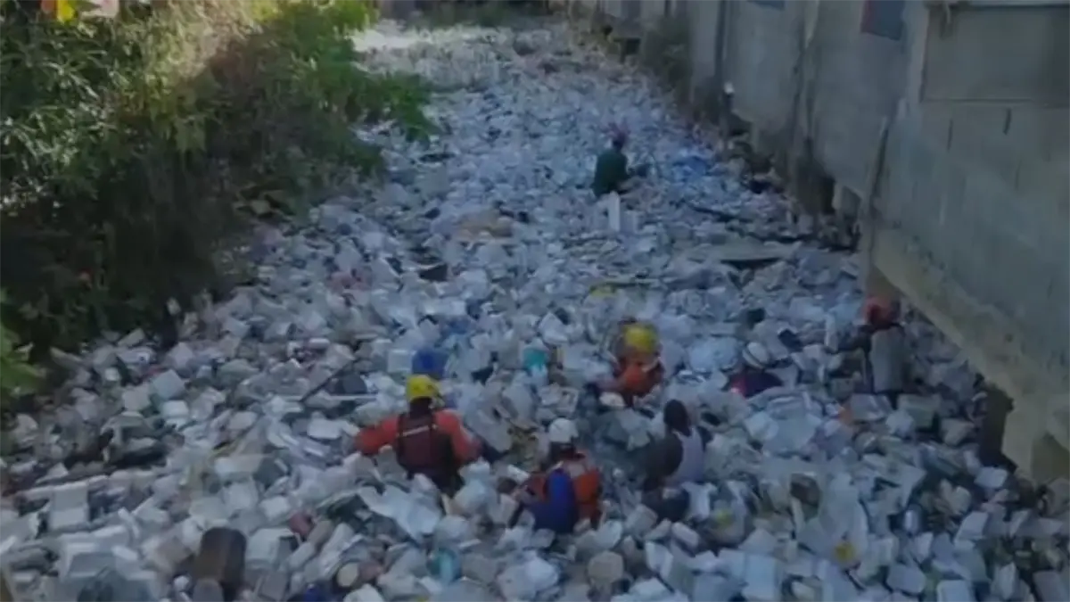 Personal de la Defensa Civil en la cañada donde falleció el menor.