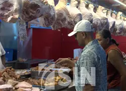 Aumentos en productos encarecen preparación de la cena navideña en el Gran Santo Domingo