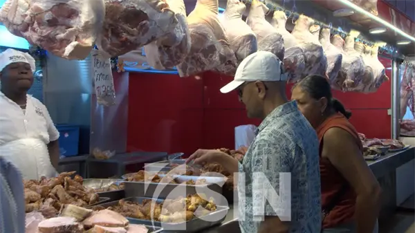 Aumentos en productos encarecen preparación de la cena navideña en el Gran Santo Domingo