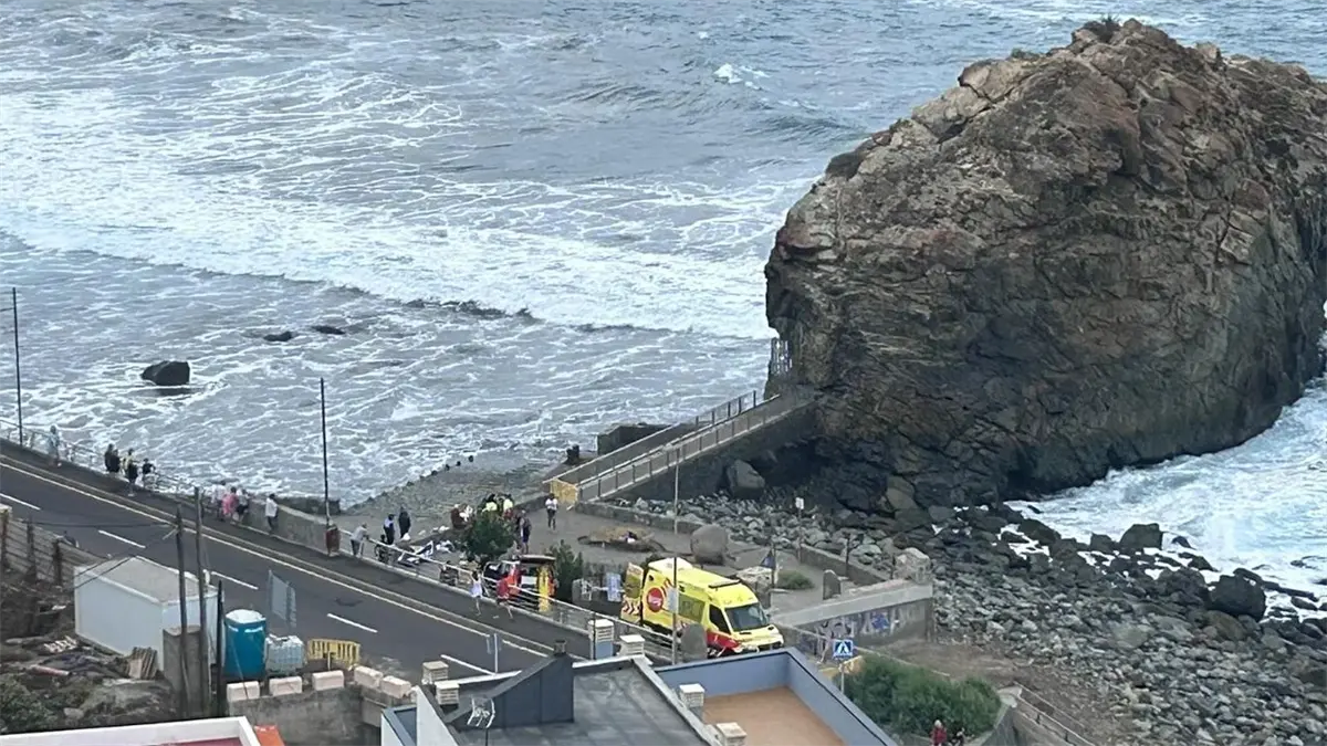 Tres fallecidos por un golpe de mar en la isla española de Tenerife