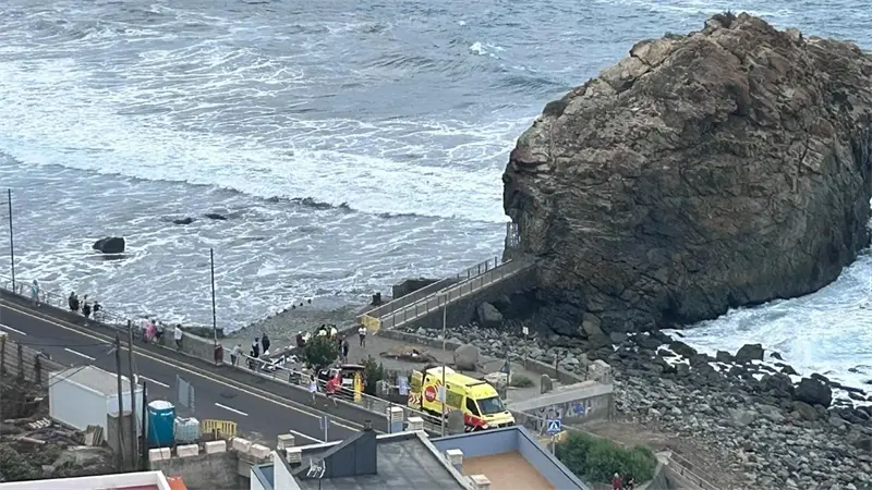 Tres fallecidos por un golpe de mar en la isla española de Tenerife