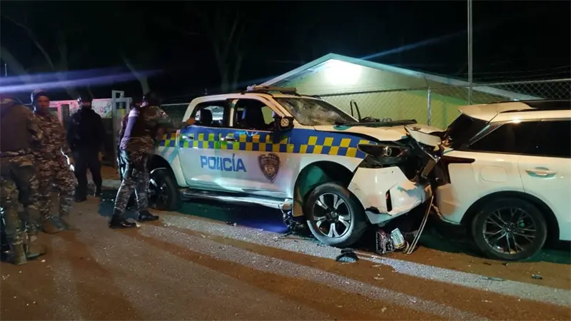 PN y DIGESETT investigan accidente de unidad patrullera en Villa González que dejó un fallecido y dos heridos