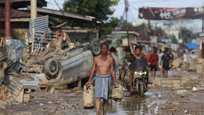 Ascienden a 921 los fallecidos por las inundaciones en Indonesia