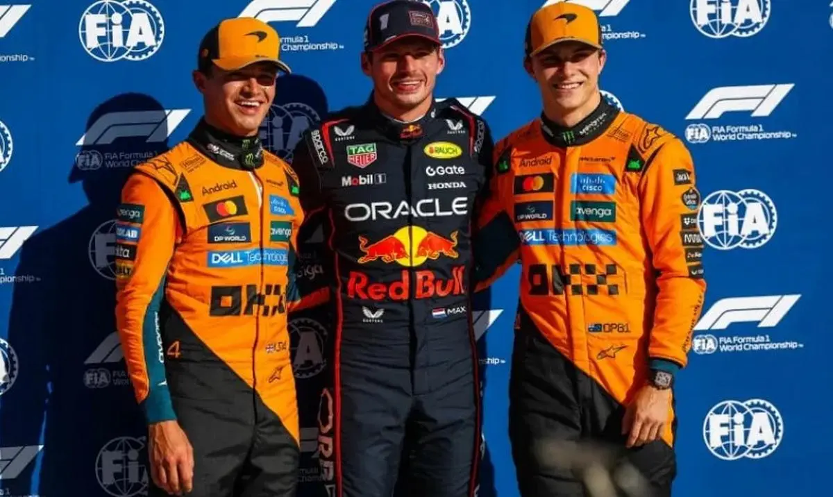 Lando Norris (McLaren), Max Verstappen (Red Bull) y Oscar Piastri (McLaren).