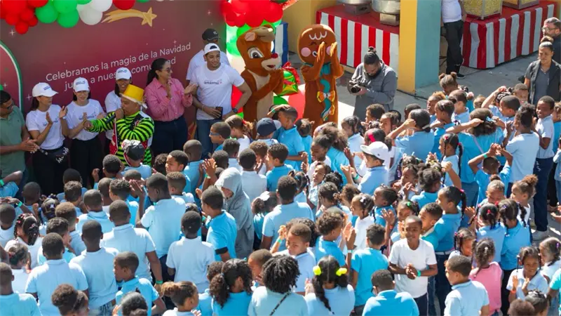 Fundación Refidomsa lleva alegría a más de 700 niños con entrega de juguetes en Haina y Azua