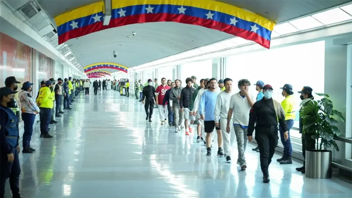 Pasajeros improvisan rutas por tierra y líneas locales ante crisis de vuelos en Venezuela