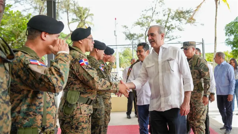 Abinader inaugura techado y almuerza con 2,500 soldados en Campamento 16 de Agosto