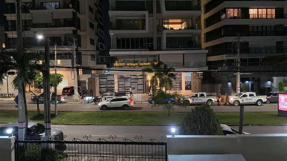 Tensión en la Torre Arpel por presencia de agentes policiales y del Ministerio Público. Hoy fueron interrogados Santiago Hazin y el empresario Eduardo Read por el caso Senasa.