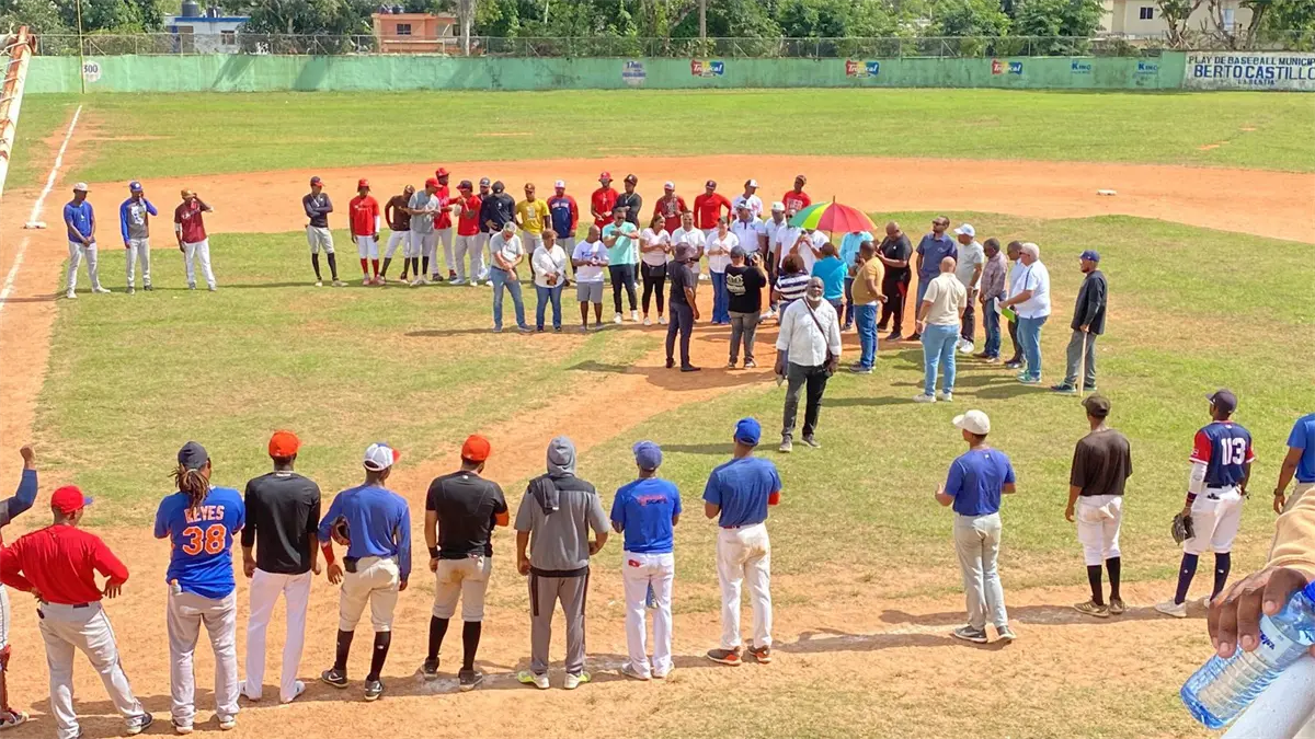 Elly de la Cruz recibe placa por su trayectoria en evento deportivo en Monte Plata