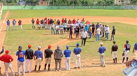 Elly de la Cruz recibe placa por su trayectoria en evento deportivo en Monte Plata