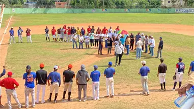 Elly de la Cruz recibe placa por su trayectoria en evento deportivo en Monte Plata