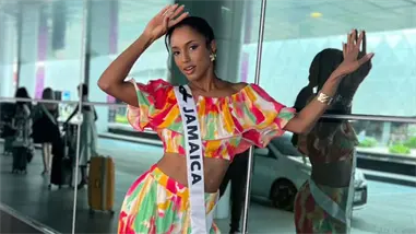 Concursante jamaicana de Miss Universo, diagnosticada con hemorragia cerebral tras caída del escenario
