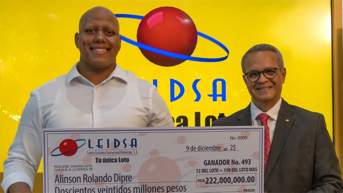 Alinson Rolando Dipré, recibiendo premio.