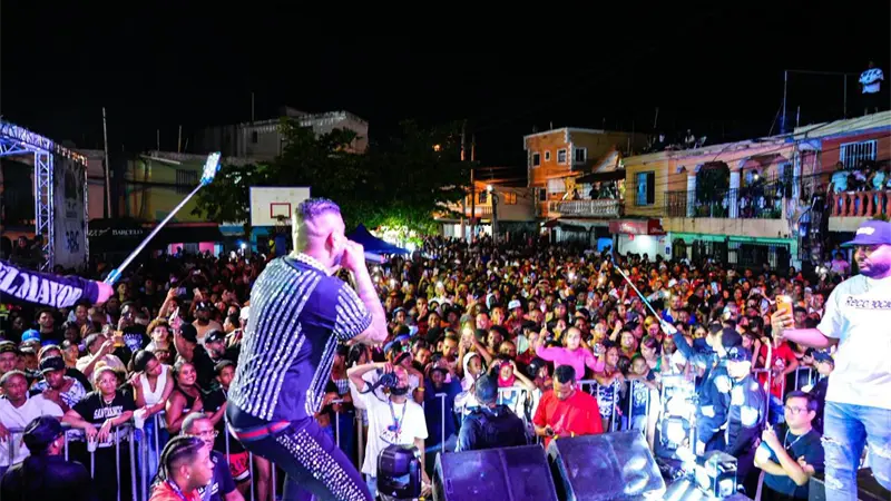 Miles disfrutan concierto navideño Los Guarícanos organizado por ReconocidosNet