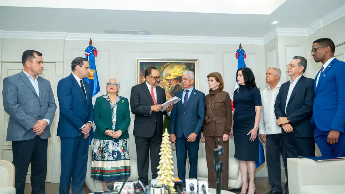 Anteproyecto ley orgánica policía nacional fue entregado al Senado para su estudio y reforma integral de la institución policial.