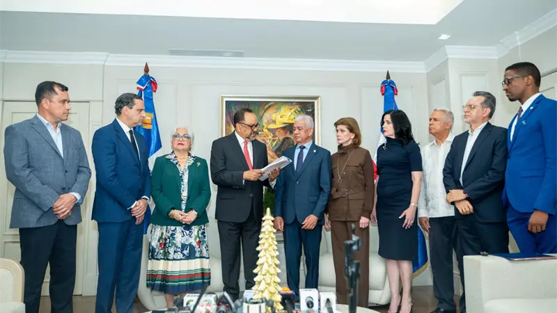 Poder Ejecutivo entrega anteproyecto de ley orgánica para la Policía Nacional al Senado dominicano