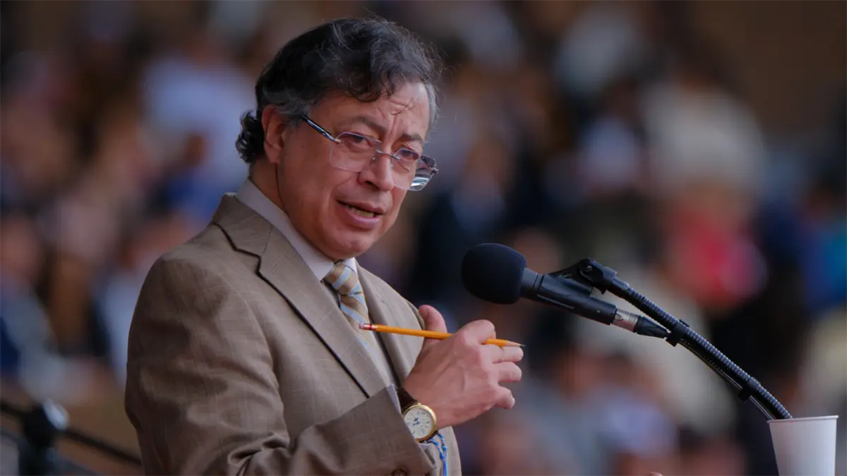 Presidente colombiano, Gustavo Petro  pide a Fiscalía aclarar si cuerpos hallados en playa son de víctimas de bombardeos.