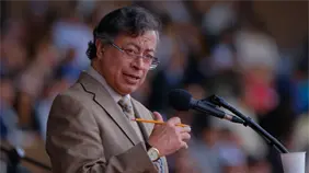 Petro pide a Fiscalía aclarar si cuerpos hallados en playa son de víctimas de bombardeos