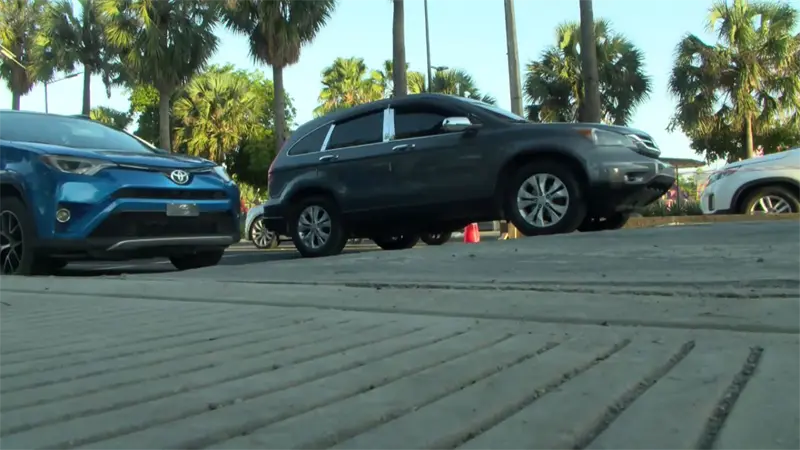"Policía acostado" provoca quejas, sustos y tapones