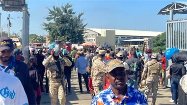 Ciudadanos haitianos protestan en puente fronterizo por muerte de Stephora Joseph en Santiago