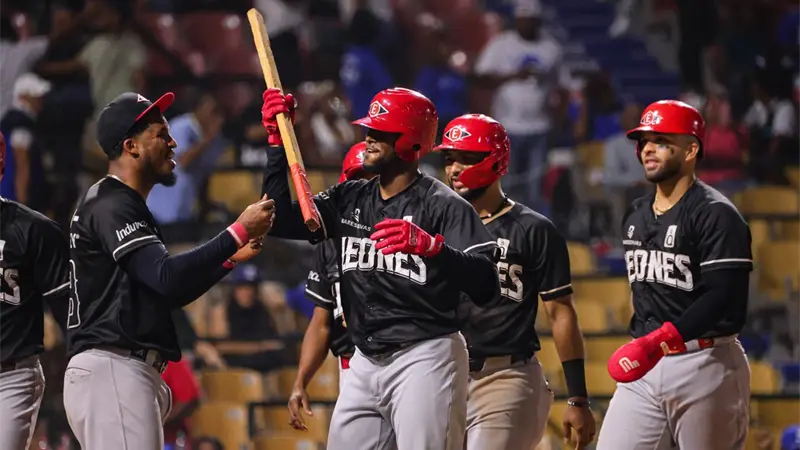 Alexander Canario conecta dos jonrones y Leones del Escogido vencen a Licey