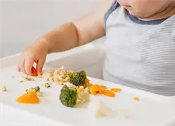 Pediatra Luli Gil explica cuándo y cómo iniciar la alimentación complementaria en los bebés