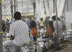 EE.UU. aumenta en un 69 % los centros migratorios y alcanza un récord de 65,000 recluidos