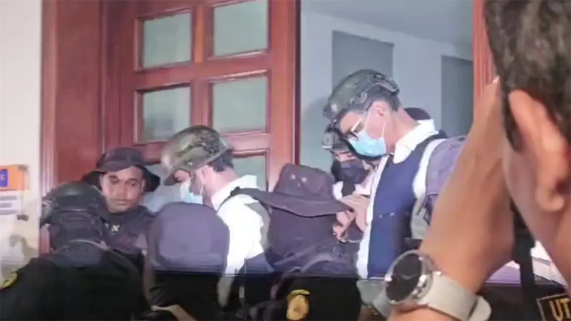 Cabizbajos y fuertemente escoltados: así desfilan los acusados del caso Senasa