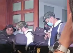 Cabizbajos y fuertemente escoltados: así desfilan los acusados del caso Senasa