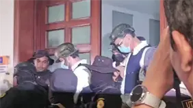 Cabizbajos y fuertemente escoltados: así desfilan los acusados del caso Senasa Cabizbajos y fuertemente escoltados: así desfilan los acusados del caso Senasa