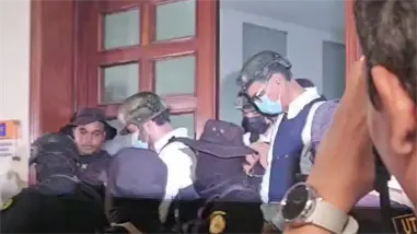 Cabizbajos y fuertemente escoltados: así desfilan los acusados del caso Senasa