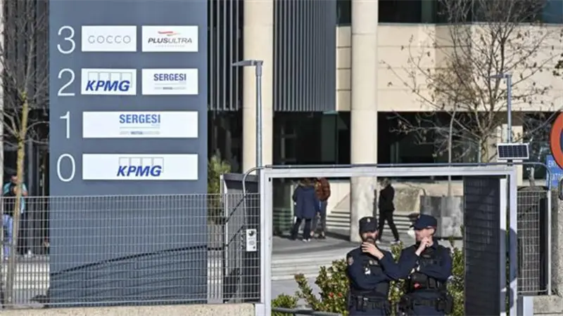 Detienen en España al dueño y al director ejecutivo de la aerolínea Plus Ultra