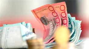 Se cobra hoy... y mañana no queda nada: el misterio del doble sueldo dominicano