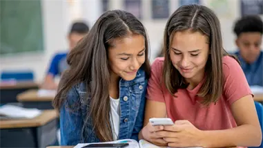 El 78 % de españoles y 69 % de europeos apoyan prohibir móviles en las escuelas