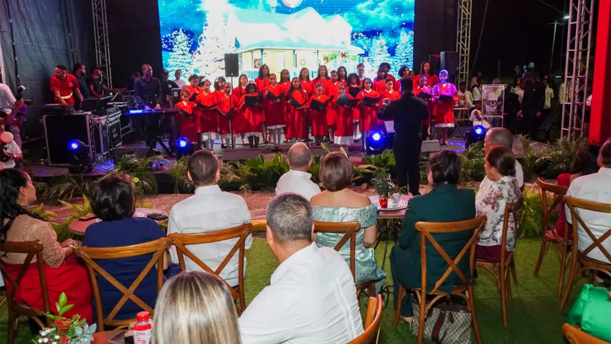 FARD y AEOFARD iluminan la Navidad con el encendido del árbol en la Base Aérea de San Isidro