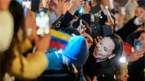 La opositora venezolana María Corina Machado saluda en Oslo a sus seguidores